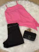 Conjunto Elegante de Short Alfaiataria Com Bolso e Cinto de Brinde Mais Blusinha Assimétrica Modinha Fashion 2025