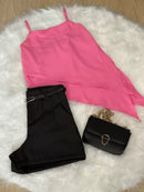 Conjunto Elegante de Short Alfaiataria Com Bolso e Cinto de Brinde Mais Blusinha Assimétrica Modinha Fashion 2025