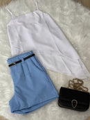 Conjunto Elegante de Short Alfaiataria Com Bolso e Cinto de Brinde Mais Blusinha Assimétrica Modinha Fashion 2025