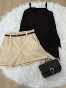 Conjunto Elegante de Short Alfaiataria Com Bolso e Cinto de Brinde Mais Blusinha Assimétrica Modinha Fashion 2025