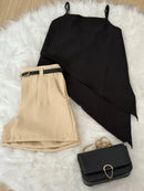 Conjunto Elegante de Short Alfaiataria Com Bolso e Cinto de Brinde Mais Blusinha Assimétrica Modinha Fashion 2025