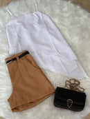 Conjunto Elegante de Short Alfaiataria Com Bolso e Cinto de Brinde Mais Blusinha Assimétrica Modinha Fashion 2025