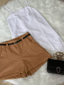Conjunto Elegante de Short Alfaiataria Com Bolso e Cinto de Brinde Mais Blusinha Assimétrica Modinha Fashion 2025