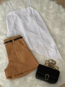 Conjunto Elegante de Short Alfaiataria Com Bolso e Cinto de Brinde Mais Blusinha Assimétrica Modinha Fashion 2025