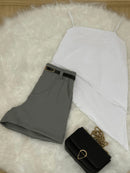 Conjunto Elegante de Short Alfaiataria Com Bolso e Cinto de Brinde Mais Blusinha Assimétrica Modinha Fashion 2025