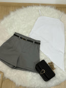 Conjunto Elegante de Short Alfaiataria Com Bolso e Cinto de Brinde Mais Blusinha Assimétrica Modinha Fashion 2025