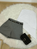 Conjunto Elegante de Short Alfaiataria Com Bolso e Cinto de Brinde Mais Blusinha Assimétrica Modinha Fashion 2025