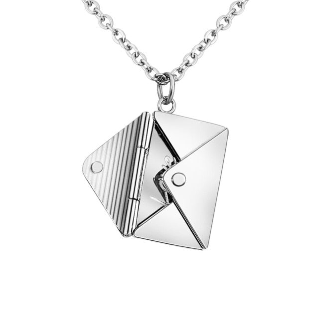 COLAR COM PINGENTE ENVELOPE PERSONALIZÁVEL: COM AÇO INOXIDÁVEL